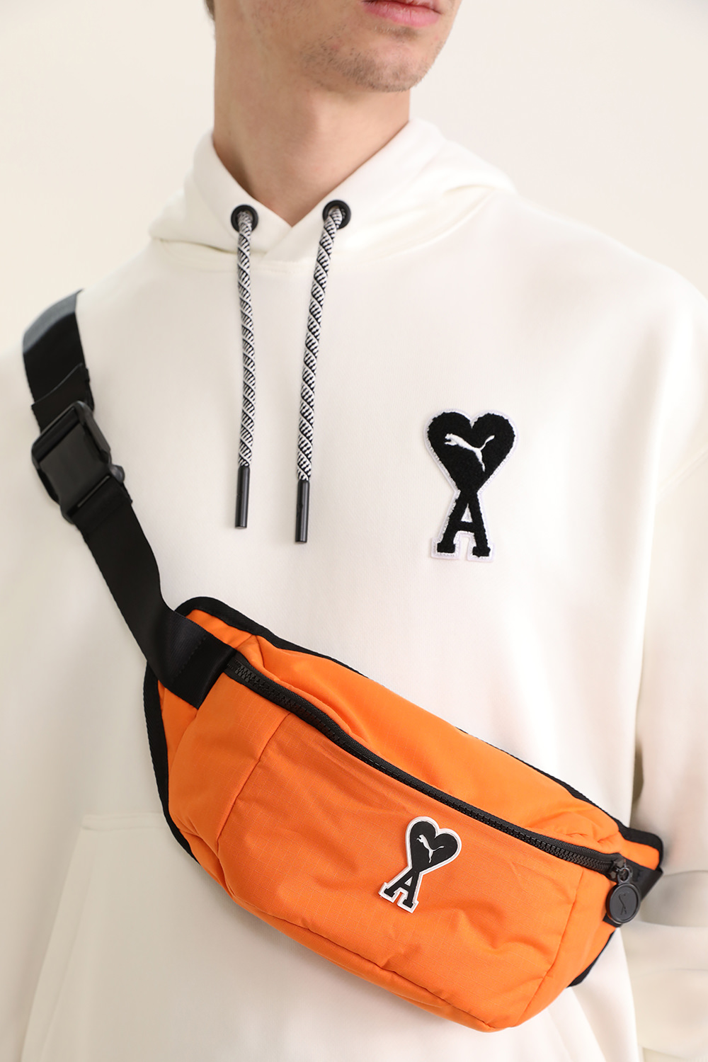 תמונת כל הלוק של פומה X אמי תיק פאוץ'